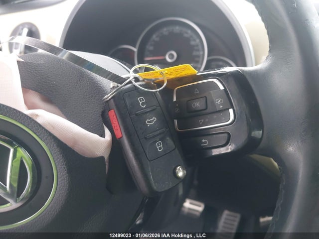 3VWJD7AT1KM709656 Volkswagen Beetle Se