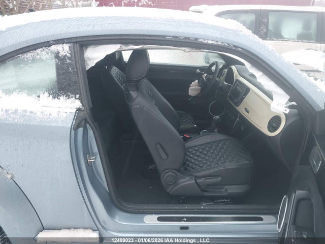 3VWJD7AT1KM709656 Volkswagen Beetle Se