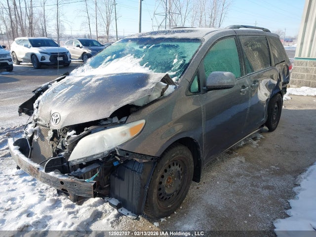 12502707 :رقم المزاد ، 5TDZK3DC0BS131808 vin ، 2011 Toyota Sienna مزاد بيع