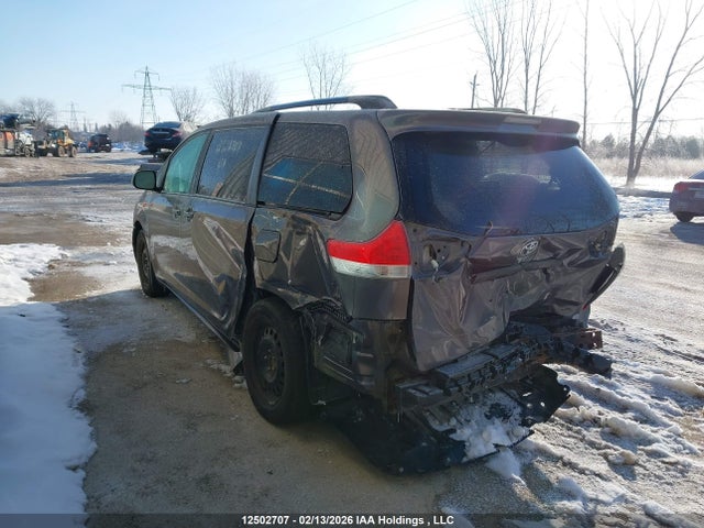 12502707 :رقم المزاد ، 5TDZK3DC0BS131808 vin ، 2011 Toyota Sienna مزاد بيع