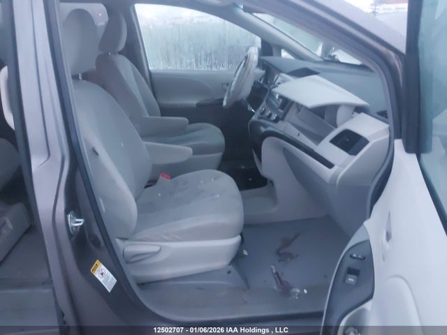 12502707 :رقم المزاد ، 5TDZK3DC0BS131808 vin ، 2011 Toyota Sienna مزاد بيع