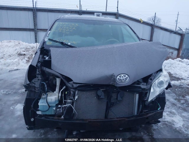 12502707 :رقم المزاد ، 5TDZK3DC0BS131808 vin ، 2011 Toyota Sienna مزاد بيع