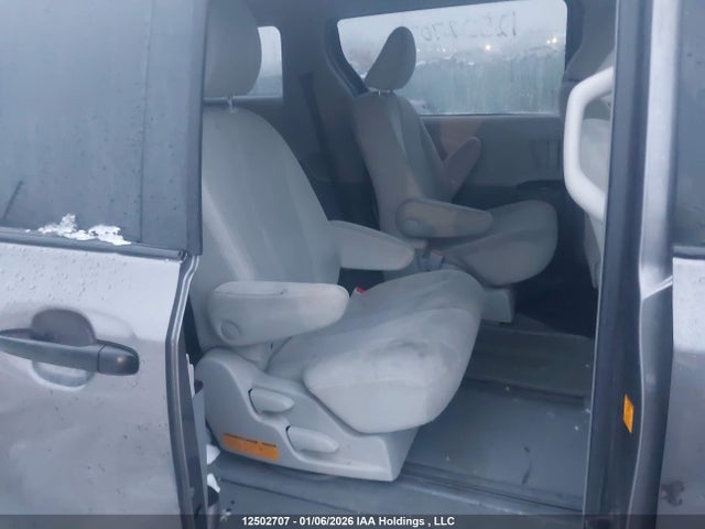 12502707 :رقم المزاد ، 5TDZK3DC0BS131808 vin ، 2011 Toyota Sienna مزاد بيع