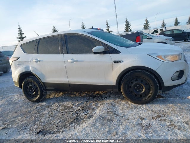 1FMCU9GD2HUA72221 Ford ESCAPE SE