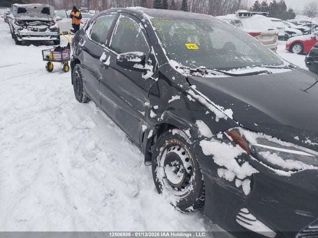 2T1BURHE9JC105872 Toyota COROLLA LE