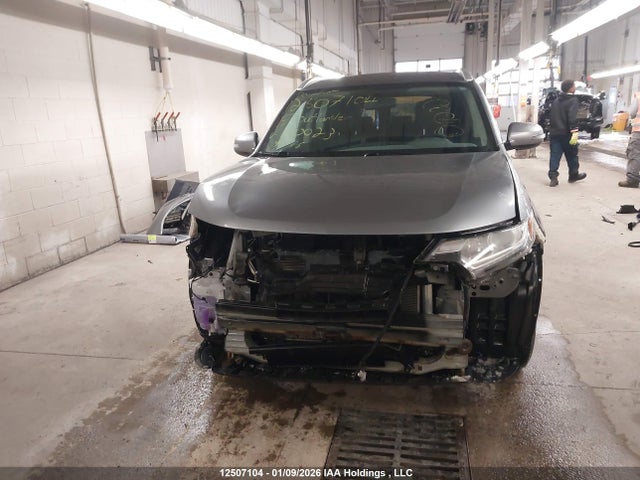 JA4JZ3AX2HZ610023 Mitsubishi Outlander Se