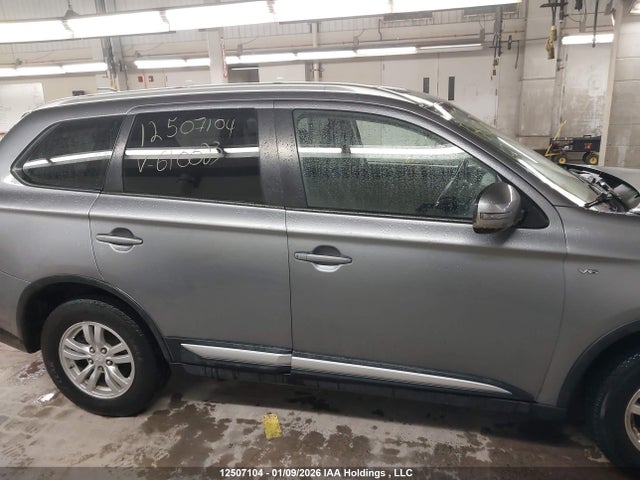 JA4JZ3AX2HZ610023 Mitsubishi Outlander Se