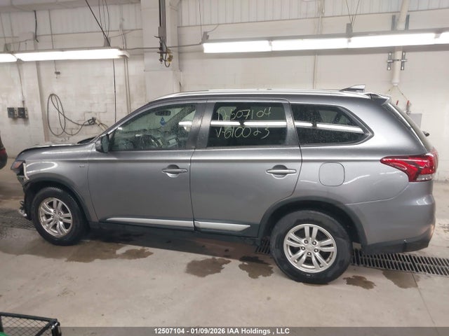 JA4JZ3AX2HZ610023 Mitsubishi Outlander Se