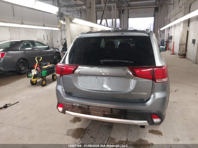 JA4JZ3AX2HZ610023 Mitsubishi Outlander Se