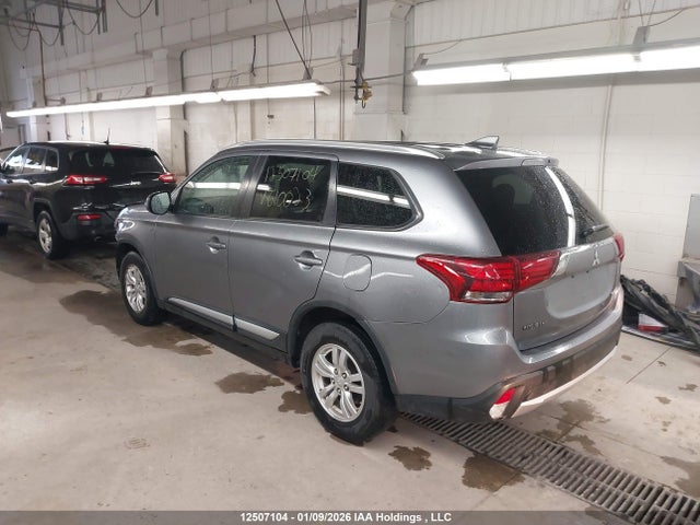 JA4JZ3AX2HZ610023 Mitsubishi Outlander Se