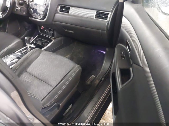 JA4JZ3AX2HZ610023 Mitsubishi Outlander Se