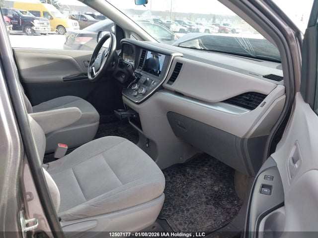 5TDZK3DC8FS665807 Toyota Sienna