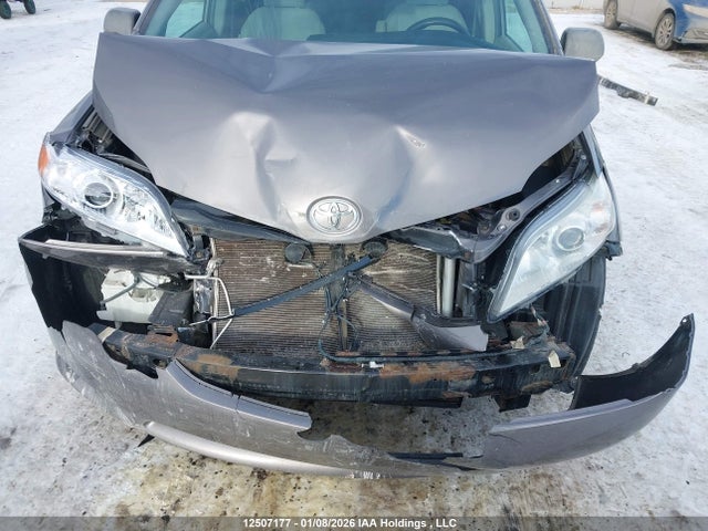 5TDZK3DC8FS665807 Toyota Sienna