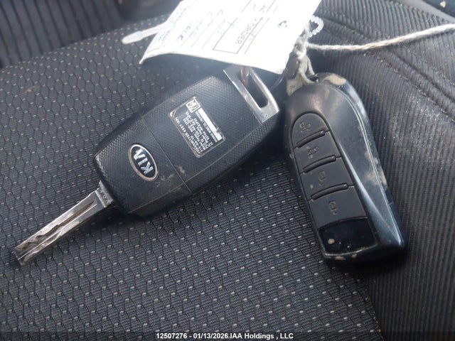 KNAHT8A3XF7093527 KIA Rondo
