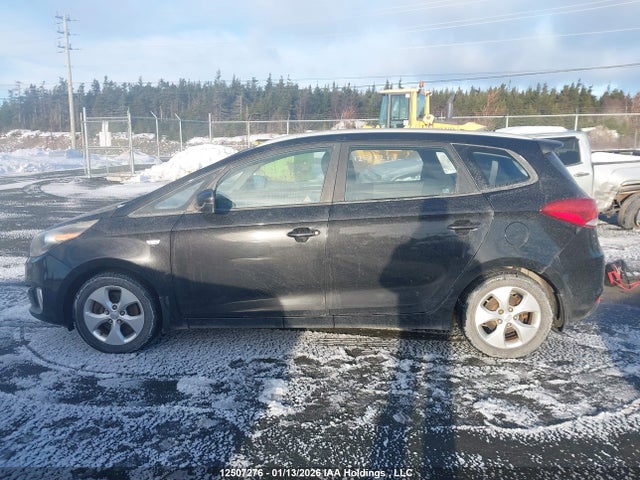 KNAHT8A3XF7093527 KIA Rondo