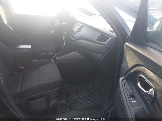 KNAHT8A3XF7093527 KIA Rondo