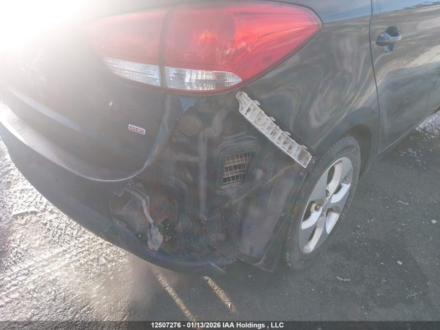 KNAHT8A3XF7093527 KIA Rondo