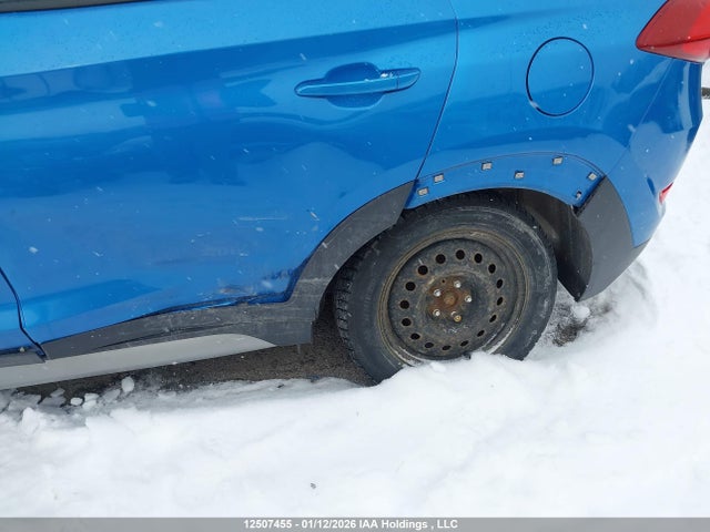 KM8J3CA4XHU300109 Hyundai TUCSON SE
