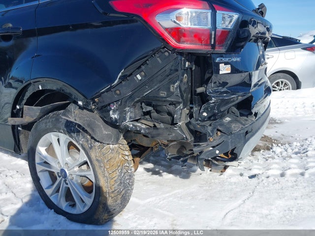 1FMCU9HD0JUC92445 Ford ESCAPE SEL