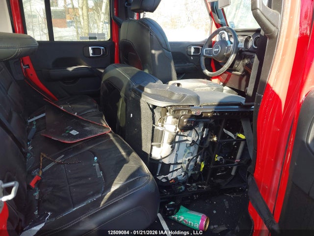 1C4HJXEG7JW101842 Jeep Wrangler Unlimited Sahara