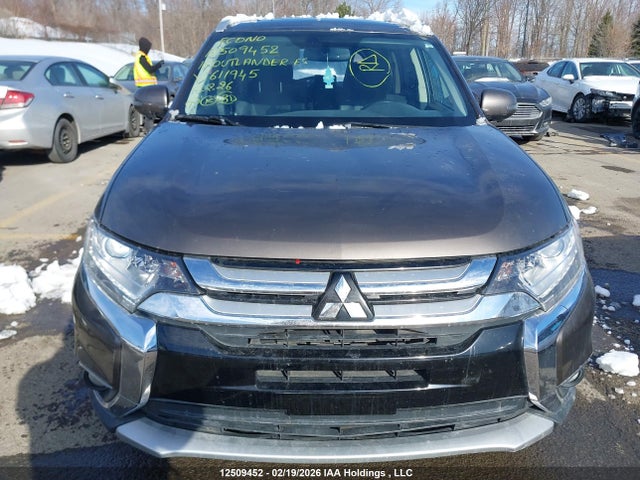 JA4AZ2A3XHZ611945 Mitsubishi Outlander Es