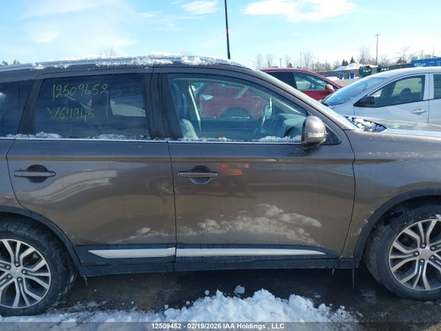 JA4AZ2A3XHZ611945 Mitsubishi Outlander Es