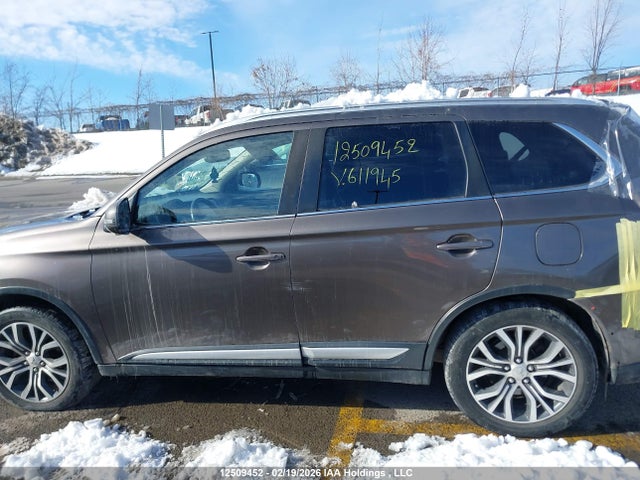 JA4AZ2A3XHZ611945 Mitsubishi Outlander Es