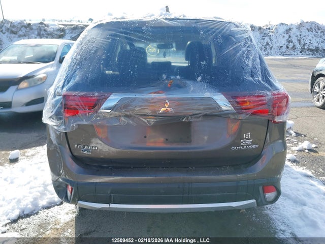 JA4AZ2A3XHZ611945 Mitsubishi Outlander Es