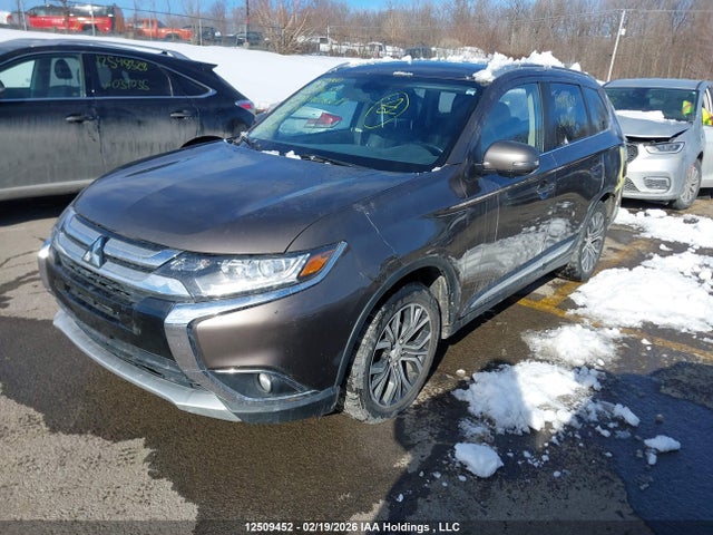 JA4AZ2A3XHZ611945 Mitsubishi Outlander Es