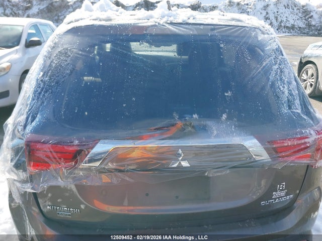 JA4AZ2A3XHZ611945 Mitsubishi Outlander Es
