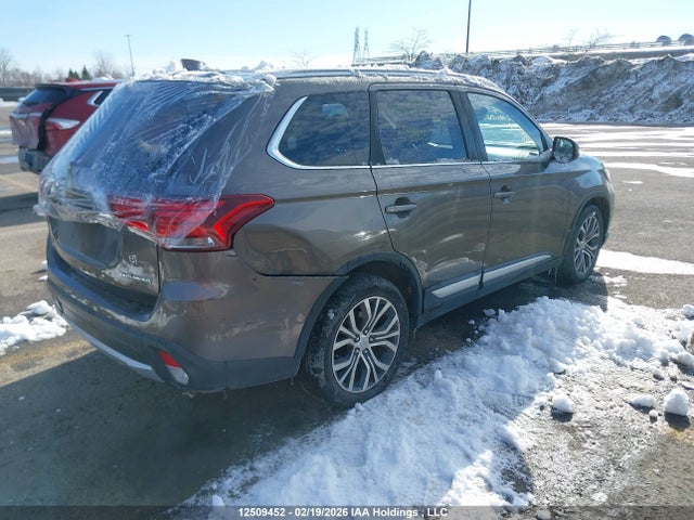 JA4AZ2A3XHZ611945 Mitsubishi Outlander Es