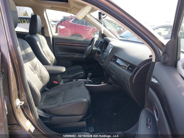 JA4AZ2A3XHZ611945 Mitsubishi Outlander Es