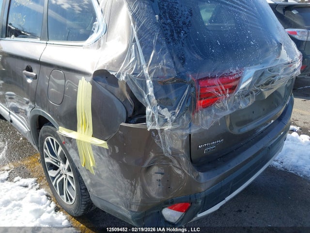 JA4AZ2A3XHZ611945 Mitsubishi Outlander Es