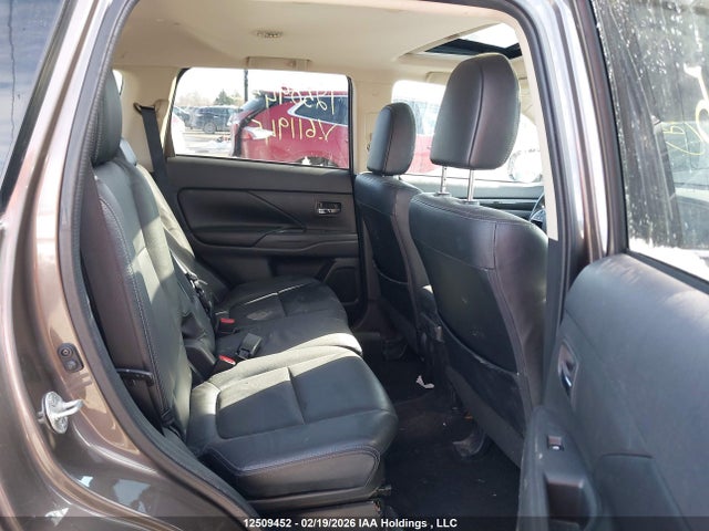 JA4AZ2A3XHZ611945 Mitsubishi Outlander Es