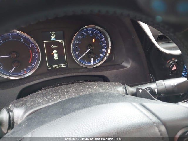 2T1BURHE8JC084061 Toyota COROLLA SE