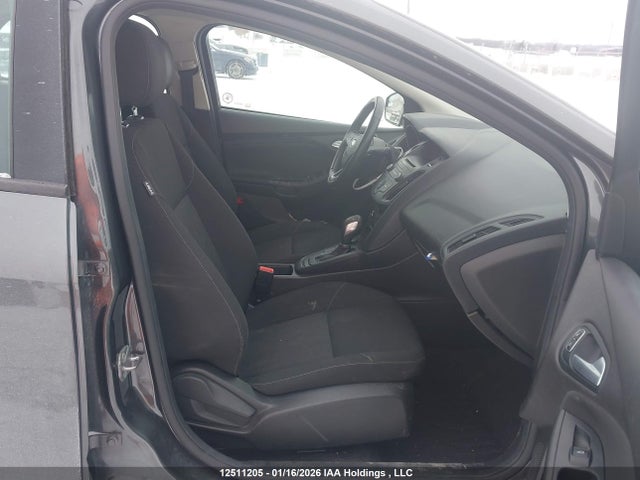 1FADP3K21HL260825 Ford FOCUS SE