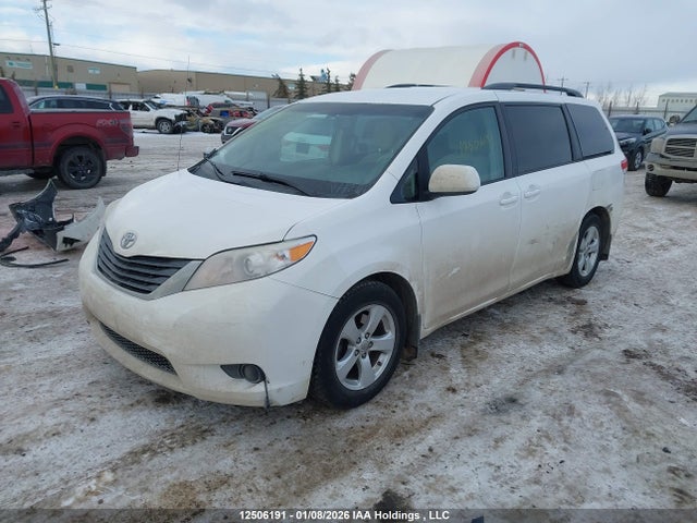 12506191 :رقم المزاد ، 5TDKK3DC7CS228247 vin ، 2012 Toyota Sienna Le V6 مزاد بيع