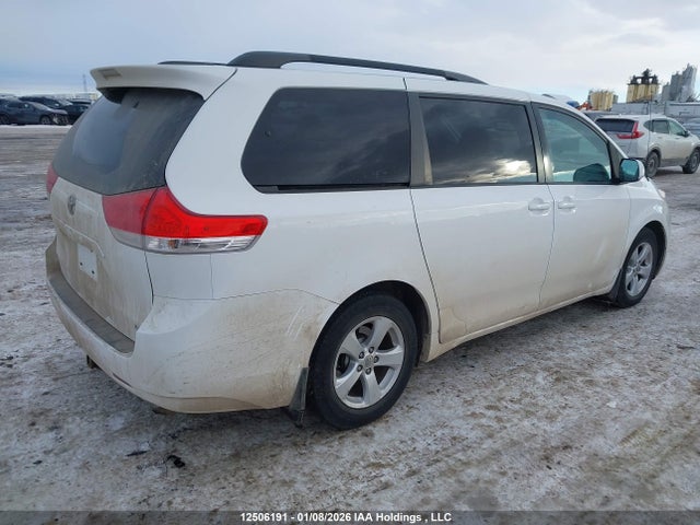 12506191 :رقم المزاد ، 5TDKK3DC7CS228247 vin ، 2012 Toyota Sienna Le V6 مزاد بيع
