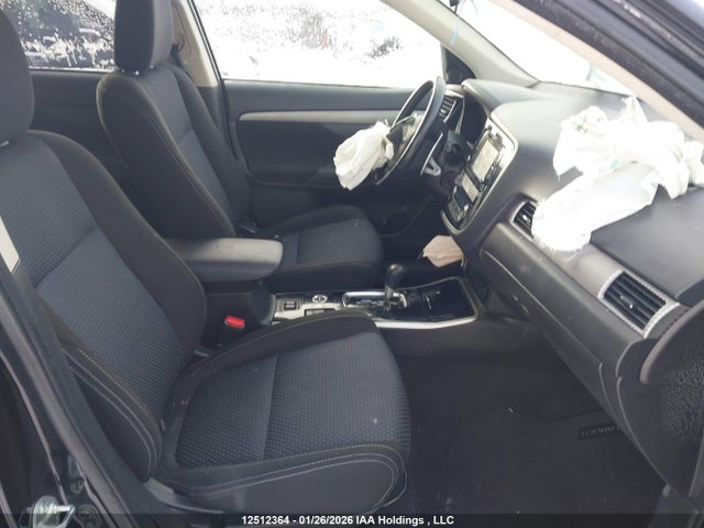 JA4JZ3AX9HZ607541 Mitsubishi Outlander Se