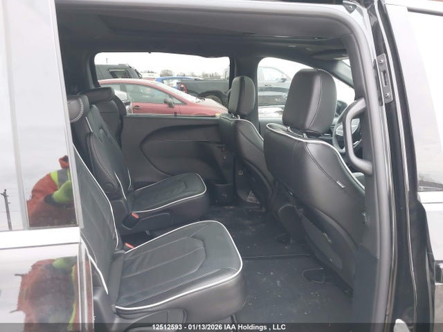 Chrysler Pacifica Limited 2026 2C4RC1GGXTR213717 Image 8
