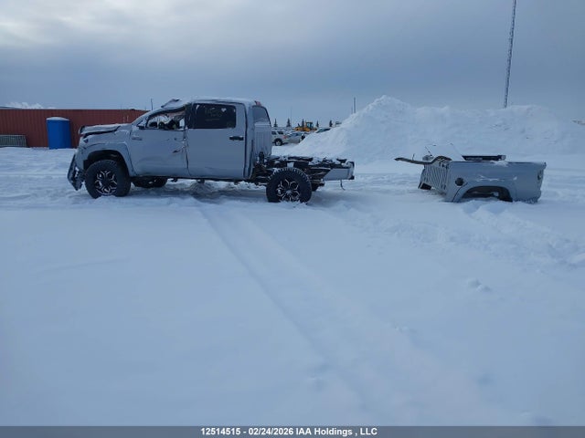 5TFAY5F17JX700102 Toyota Tundra Platinum 5.7l V8