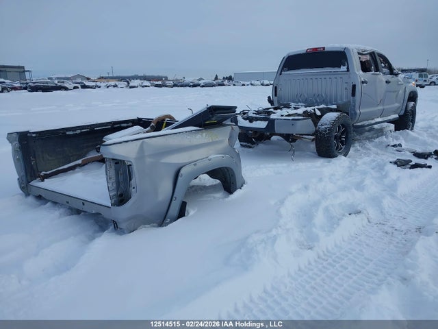 5TFAY5F17JX700102 Toyota Tundra Platinum 5.7l V8