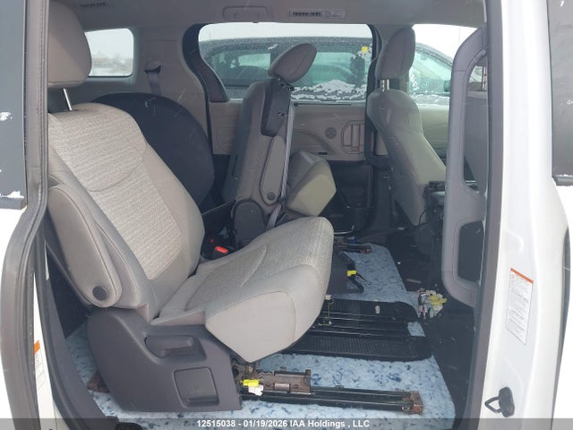12515038 :رقم المزاد ، 5TDGRKEC0MS012560 vin ، 2021 Toyota Sienna Le/xle/xse/limited/platinum مزاد بيع