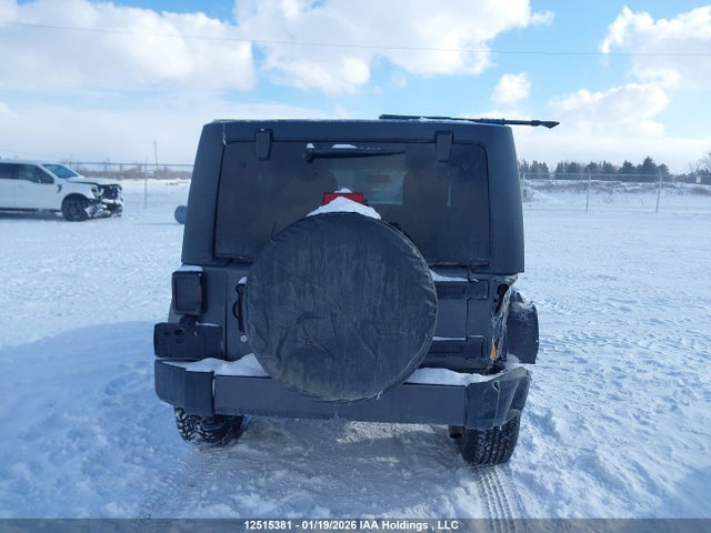 1C4BJWEG4JL885320 Jeep Wrangler Unlimited Sahara