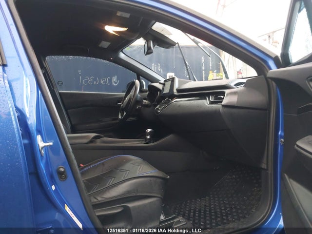 12516351 :رقم المزاد ، NMTKHMBX3JR064159 vin ، 2018 Toyota C-hr Xle/xle Premium مزاد بيع
