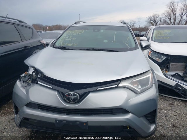 12516392 :رقم المزاد ، 2T3BFREV7JW759869 vin ، 2018 Toyota Rav4 Le مزاد بيع