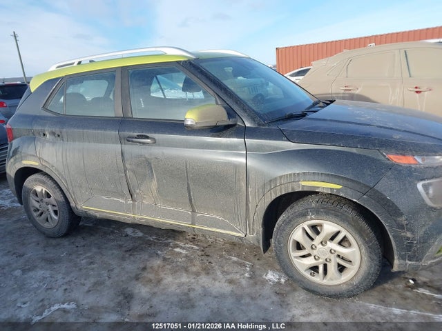 KMHRC8A30MU121689 Hyundai Venue Preferred With Two-tone Body Colour