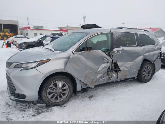 5TDGRKEC3NS088940 Toyota Sienna Le 8-passenger
