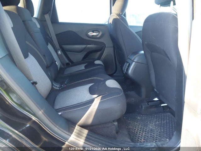 1C4PJMAB8GW352964 Jeep Cherokee Sport