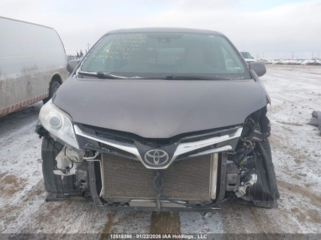 5TDKZ3DC3KS998732 Toyota Sienna Le 8-passenger